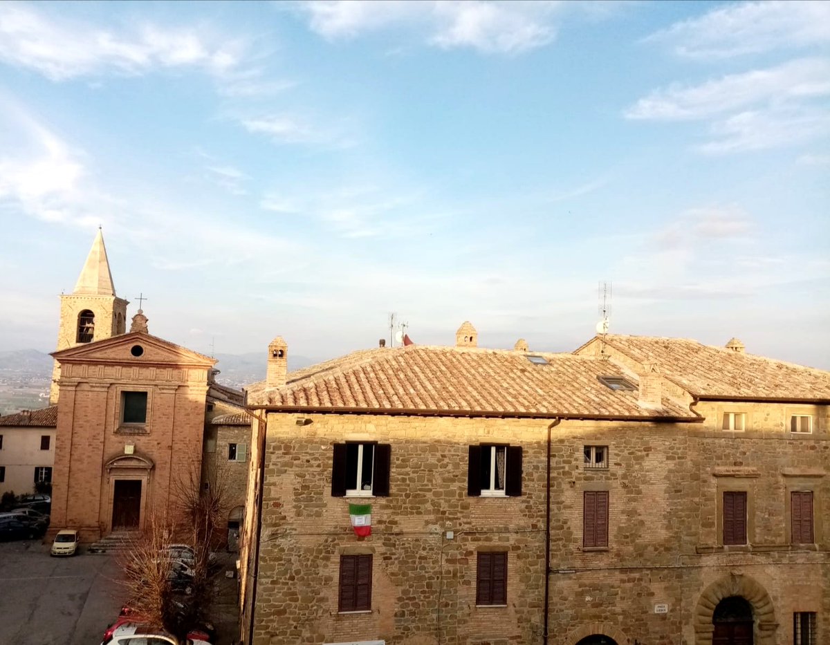 edelspirit's tweet photo. Andra Tutto Bene "It will All be OK" this Italian flag hung out today by my friends neighbours in Italy 🇮🇹🇮🇹🇮🇹💕💕💕🙏🙏🙏 #Italy #lockdown #FridayThe13th #love ☘️ 💕☘️ #AndraTuttoBene https://t.co/htlzOIRGer