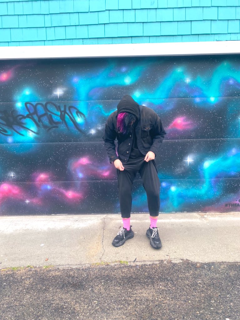 yungblud's tweet photo. send spaceship 👽🛸🖤 https://t.co/SnhLq1YbgH