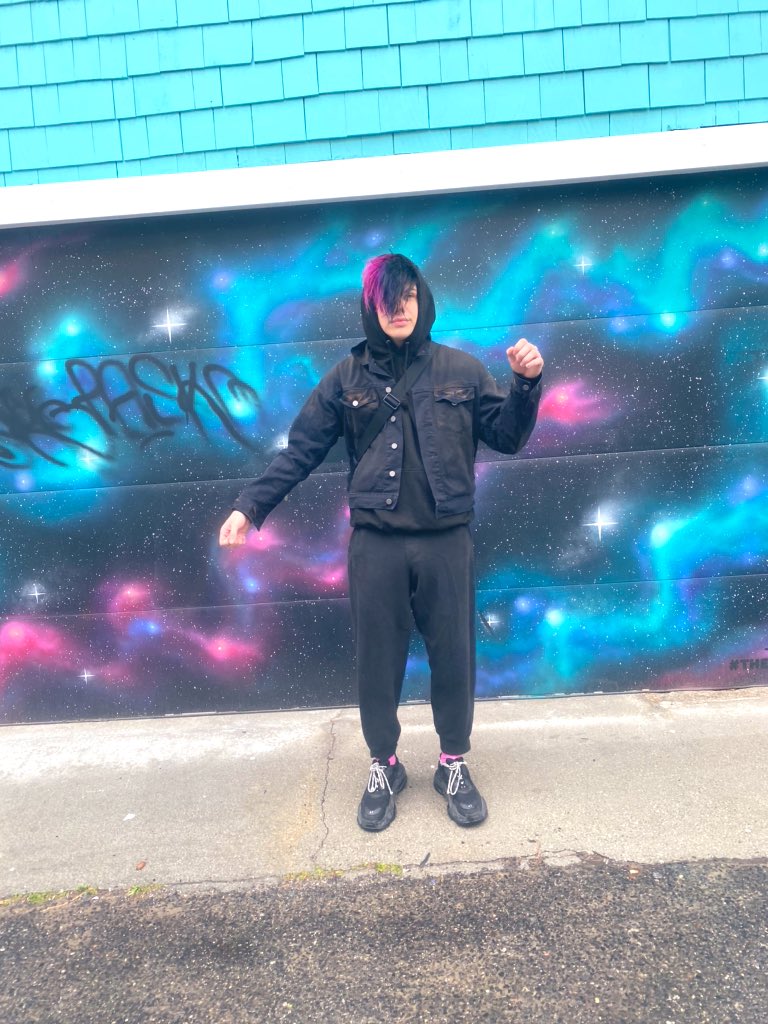 yungblud's tweet photo. send spaceship 👽🛸🖤 https://t.co/SnhLq1YbgH