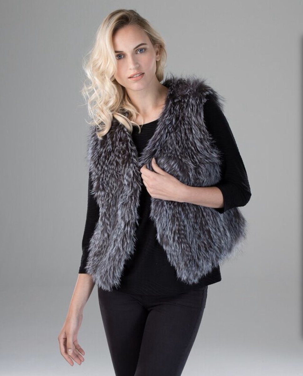 We are OBSESSED with our fox fur vest! 😍
#shopsurell #fashion #accessories #vest #springshopping