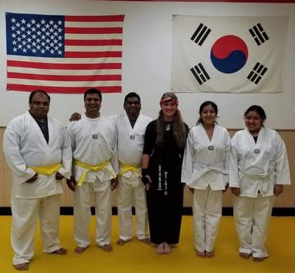 CHELOGARCIA_'s tweet photo. "Ellos fueron mis alumnos. Dos chicas de MÉXICO y tres hombres de la INDIA. Me encanta enseñar...!!". #SoyCINTURONNEGRO #SoyINSTRUCTOR #EnTAEKWONDO #Amo #LasARTESMARCIALES #Son #DISCIPLINA #FUERZAMENTAL #FUERZAESPIRITUAL #FUERZAFISICA #CheloG https://t.co/EmpOe8rH69