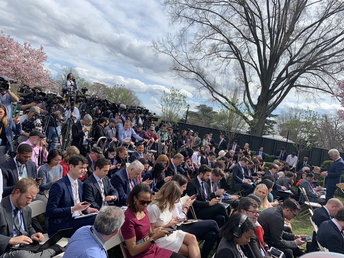 elysepg's tweet photo. Social distancing at a White House Rose Garden press conference? Not so much. https://t.co/uIweZDM4JP