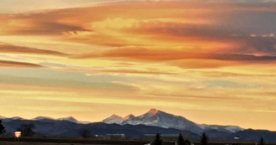 You're never far from a beautiful view at #CortlandFlatirons ⛰️💐

#cortland #cortlandliving #aboveandbeyondapartmentliving