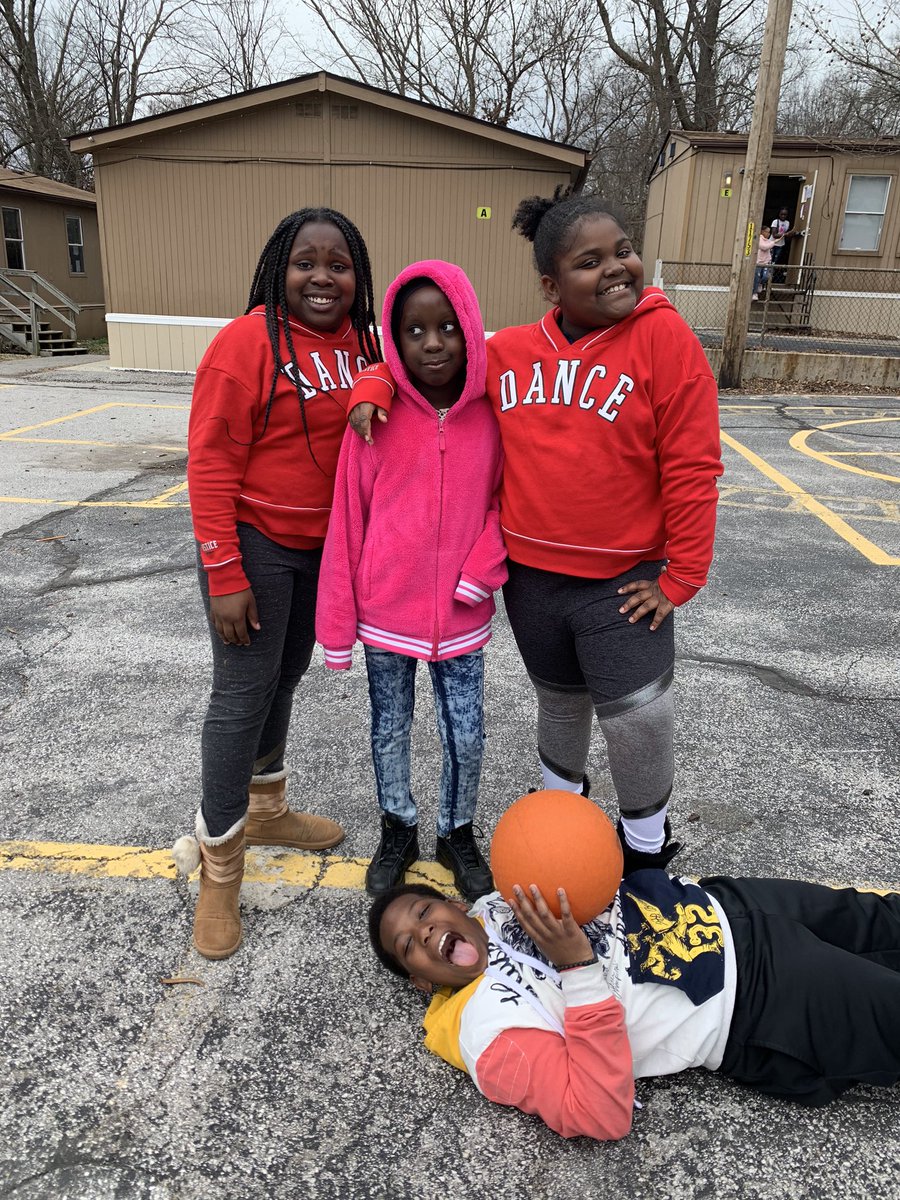 mrsvalleesclass's tweet photo. So glad to have our girl Beatrice back @Benton_STEM ! Spending some time outside and catching up with her! @bentonbold #schoolfamily https://t.co/TxO5O4C26q