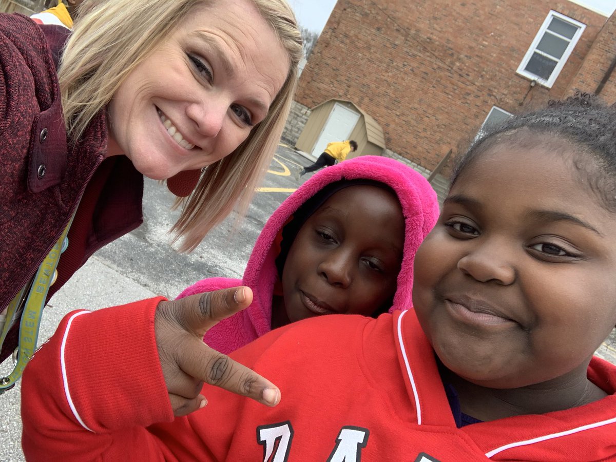 mrsvalleesclass's tweet photo. So glad to have our girl Beatrice back @Benton_STEM ! Spending some time outside and catching up with her! @bentonbold #schoolfamily https://t.co/TxO5O4C26q