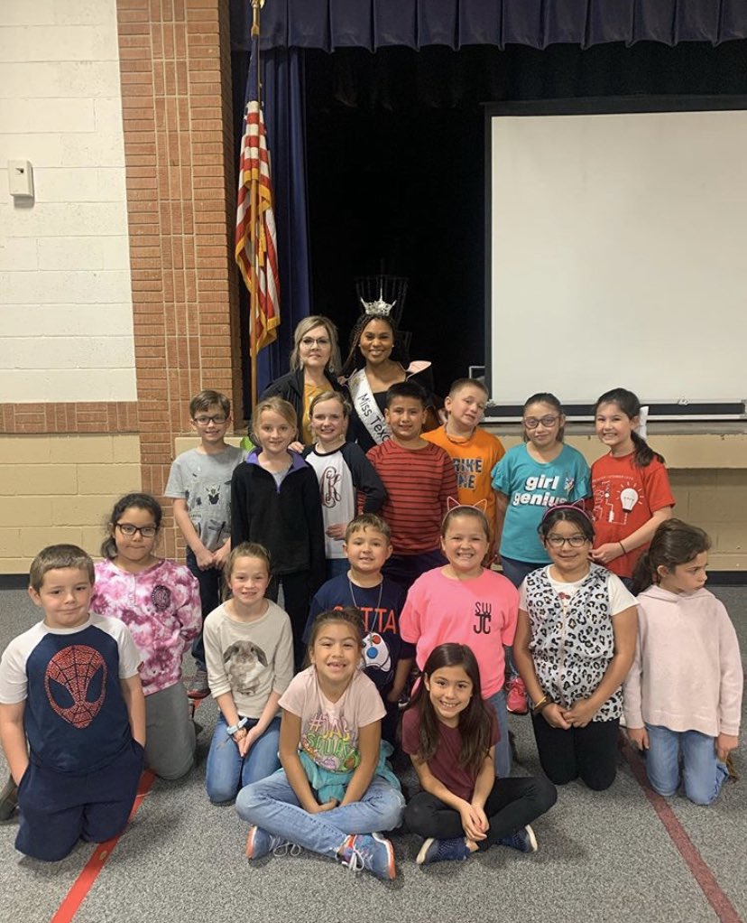 MissAmericaTX's tweet photo. Sweetwater, Tx🐍
Chandler made three school visits today🍎
•Sweetwater Intermediate
•Southeast Elementary
•Eastridge Elementary
Thank you to the Sweetwater Jaycees for making Miss Texas’ school visits possible📚✏️
#missamericatx #theleaderwithin https://t.co/kR0nTHrohg