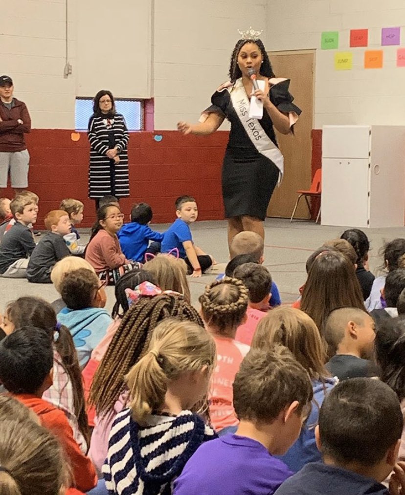 MissAmericaTX's tweet photo. Sweetwater, Tx🐍
Chandler made three school visits today🍎
•Sweetwater Intermediate
•Southeast Elementary
•Eastridge Elementary
Thank you to the Sweetwater Jaycees for making Miss Texas’ school visits possible📚✏️
#missamericatx #theleaderwithin https://t.co/kR0nTHrohg