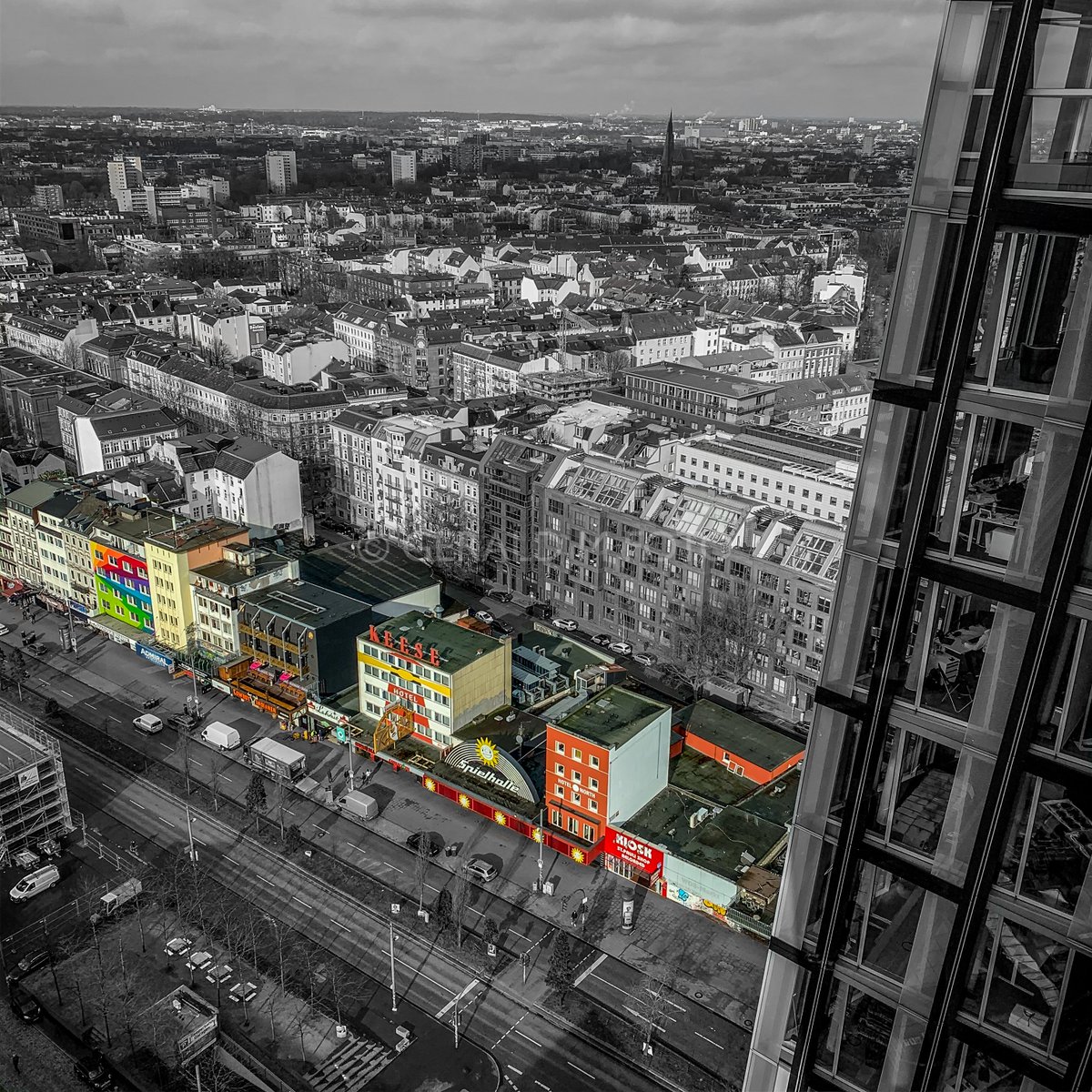 View from high above on #hamburg #stpauli #reeperbahn  for @clr_collective #colour_collective #PrimroseYellowPale
#selectivecolor #ilovehh #coloursplash #bnwsplash #bnwphotography #streetphotography #cityscape #architecture #streetphoto #urbanexplorers #shotoniphone @ProCamera