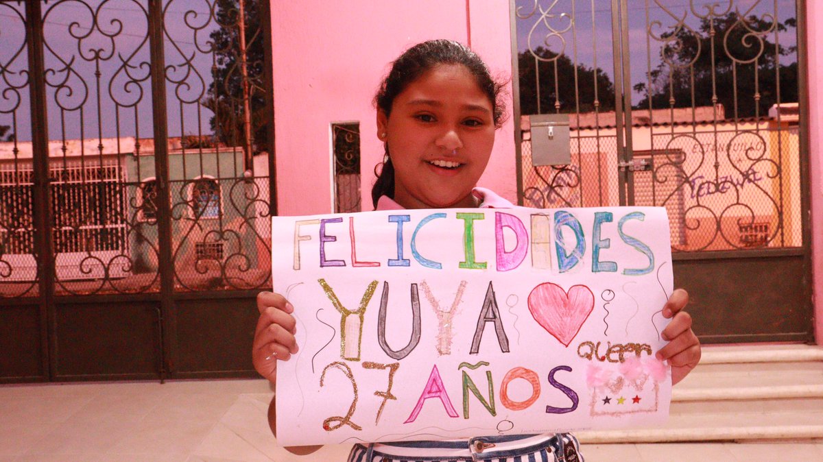 @yuyacst Ayer me puse hacer tu cartel y mi primita también quiso🌚, me pidió con URGENCIA que te lo enviara. Te amo! Feliz cumpleee🌵🌟🎁 #Felices27Yuya