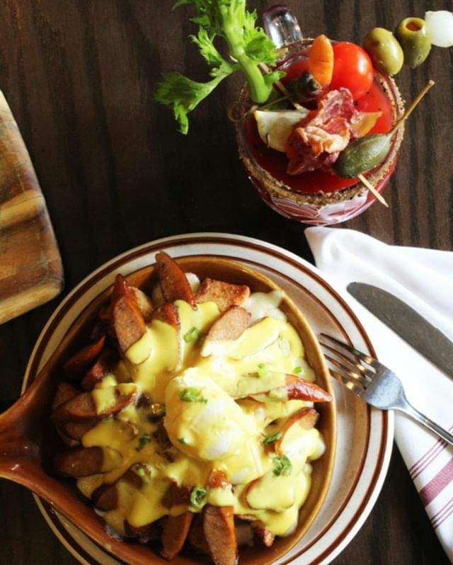 A breakfast poutine and a bloody caesar are the best way to fully enjoy your weekend. 😋
-
Une poutine déjeuner et un bloody caesar - la meilleure façon de profiter de sa fin de semaine. 😋
.
.
.
.
.
.
.
.
#poutine #bloodycesar #canadian #brunch #taver… ift.tt/3aU2fxH