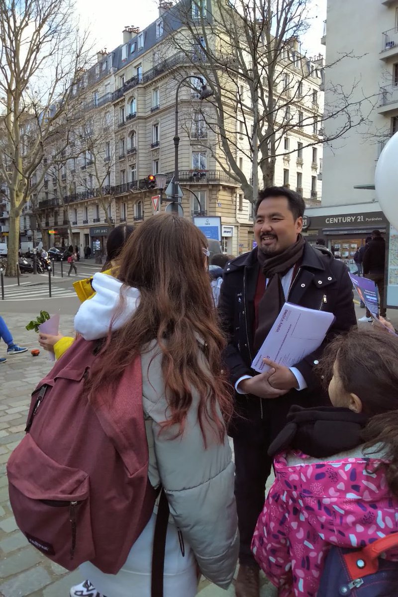 ValeryVuong's tweet photo. Nous finissons la campagne du 1er tour par un bel événement festif autour de la fanfare Dry Bayou, avec la distribution de plantes et de ballons.
Nous avons reçu énormément d’encouragements pour dimanche ✊
#Paris20 #Municipales2020Paris @Parisien_nesNew https://t.co/hpPf1ecpWK