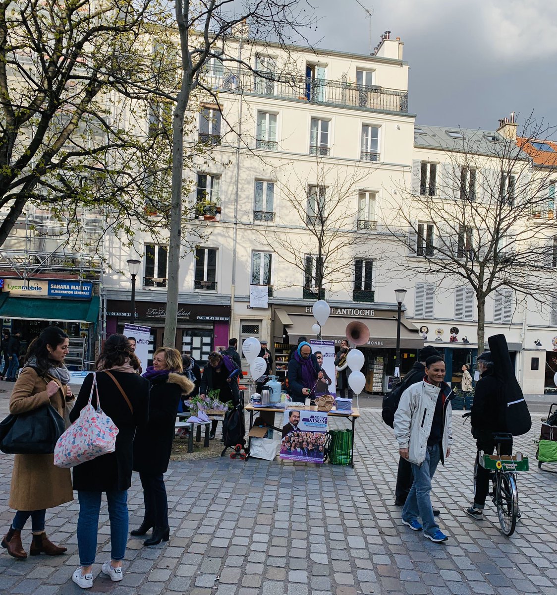 ValeryVuong's tweet photo. Nous finissons la campagne du 1er tour par un bel événement festif autour de la fanfare Dry Bayou, avec la distribution de plantes et de ballons.
Nous avons reçu énormément d’encouragements pour dimanche ✊
#Paris20 #Municipales2020Paris @Parisien_nesNew https://t.co/hpPf1ecpWK
