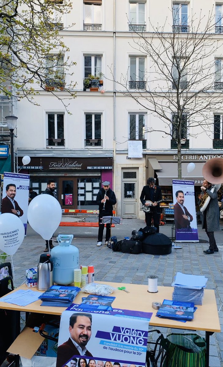 ValeryVuong's tweet photo. Nous finissons la campagne du 1er tour par un bel événement festif autour de la fanfare Dry Bayou, avec la distribution de plantes et de ballons.
Nous avons reçu énormément d’encouragements pour dimanche ✊
#Paris20 #Municipales2020Paris @Parisien_nesNew https://t.co/hpPf1ecpWK