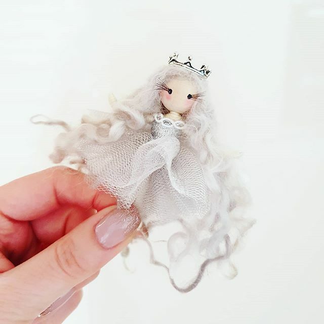 the_fairytrail's tweet photo. A teeny tiny fairy princess! π§ββοΈππ§ββοΈ #fairy #fairydoll #miniaturedoll #miniaturedoll #tinydoll #doll #dollart #dollmakers #silver #silverhair #crown #lashes #etsy #handcrafted #handmadedoll #love #lovetocreate #handmade #creativecrewuk #ccukfeatures #mothersdaygift #mothersdayβ¦ https://t.co/LLEyk8RHpU