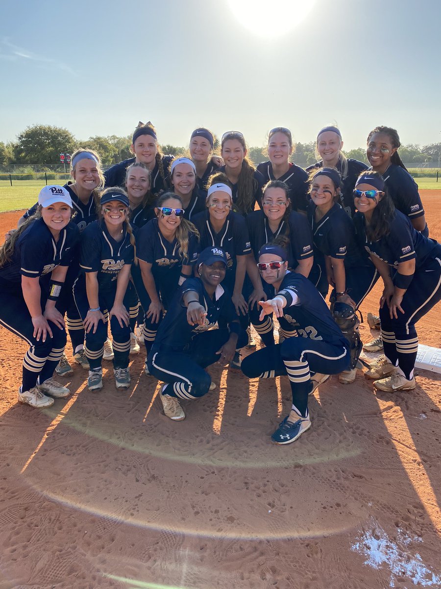 UPJSoftball's tweet photo. So much love!!! ❤️🥎 https://t.co/FoeUnZtIE6
