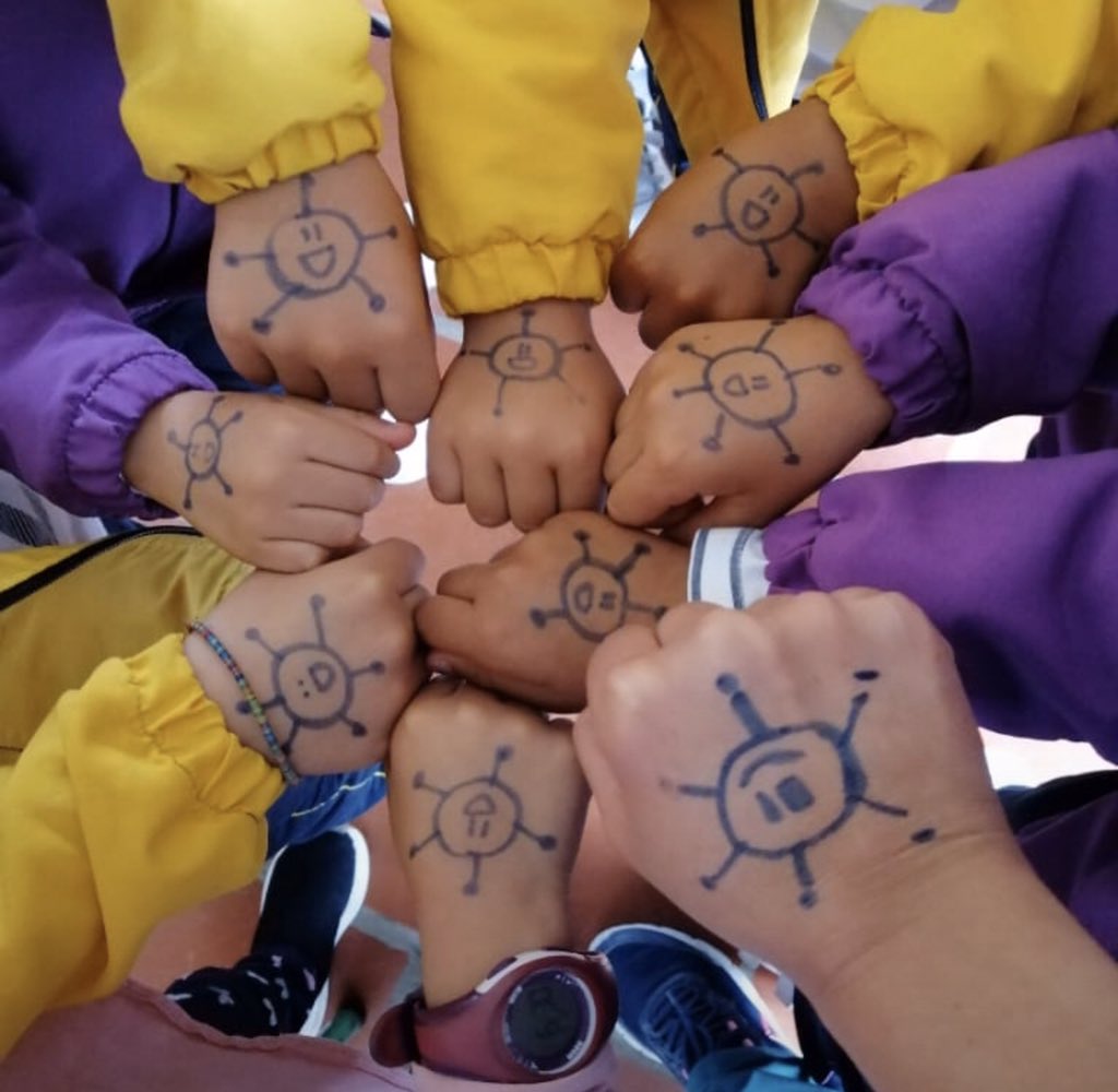 CebollaDiego's tweet photo. Mi hermana es profesora de preescolar. Pintó el coronavirus en las manitas de sus pequeños alumnos con el objetivo de que en el transcurso de día, al lavar sus manos con frecuencia, logren borrar el dibujo y así mantenerse siempre limpios

 ¡ES UNA TESA! ❤️ https://t.co/5NReyAjXCI