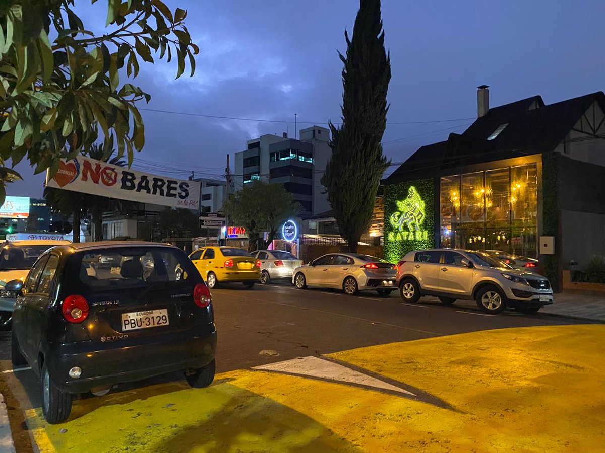 Vecinosdelapaz's tweet photo. Sra @mariapaularomo 
Sra @CataAndramuno
Sr @LoroHomero 

Los moradores del barrio La Paz les solicitamos que por salud pública cierren las Cervecerías sobre la calle Whymper.  Las cervecerías son bares y no pueden operar en estas circunstancias tan delicadas de salud pública. https://t.co/zUBD82MX9w