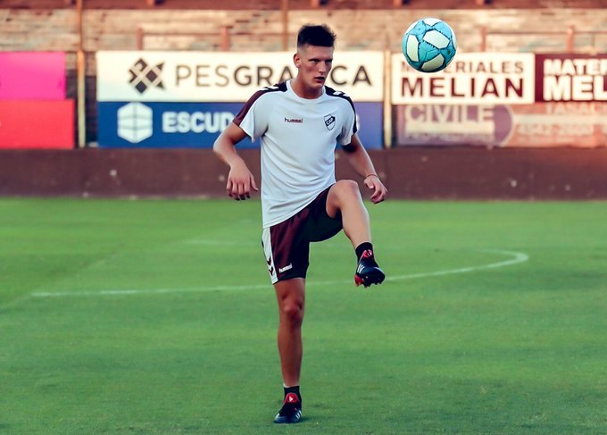 SUBEN AL JUVENIL ZEINEDDIN

El delantero Nadir Zeineddin, Categoría 2000 y goleador de la Reserva, fue promocionado al plantel superior con la llegada de Juan Manuel Llop al cargo de entrenador <a href="/caplatense/">Club Atlético Platense</a> .