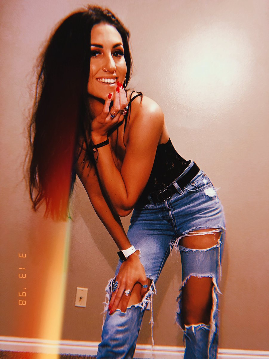 kayc_lynne's tweet photo. It’s Friday dudez and also my birthday weekend so let’s go ✨ https://t.co/e53p4woAeC