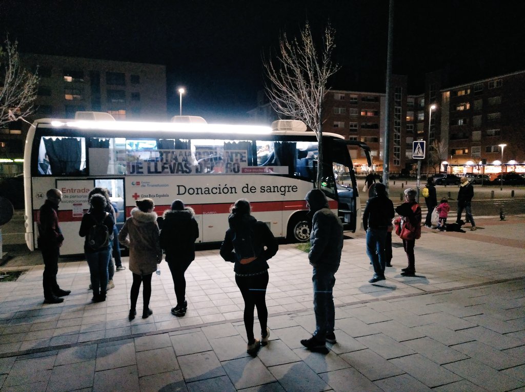 sansejuventud's tweet image. Las 9 de la noche pasadas y hay esta cola de personas en el Barrio Dehesa Vieja de #Sanse, esperando para donar, ante la bajada de las reservas y la necesidad que pueda surgir en los hospitales madrileños.

¡¡Gracias!!

#SanseSolidaridad