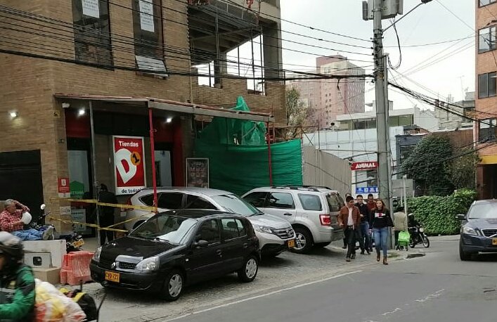 multandoBog's tweet image. Nada justifica que un comercio altere el espacio público de la ciudad y que sus clientes lo usen para su comodidad.
#AndenesParaPeatones