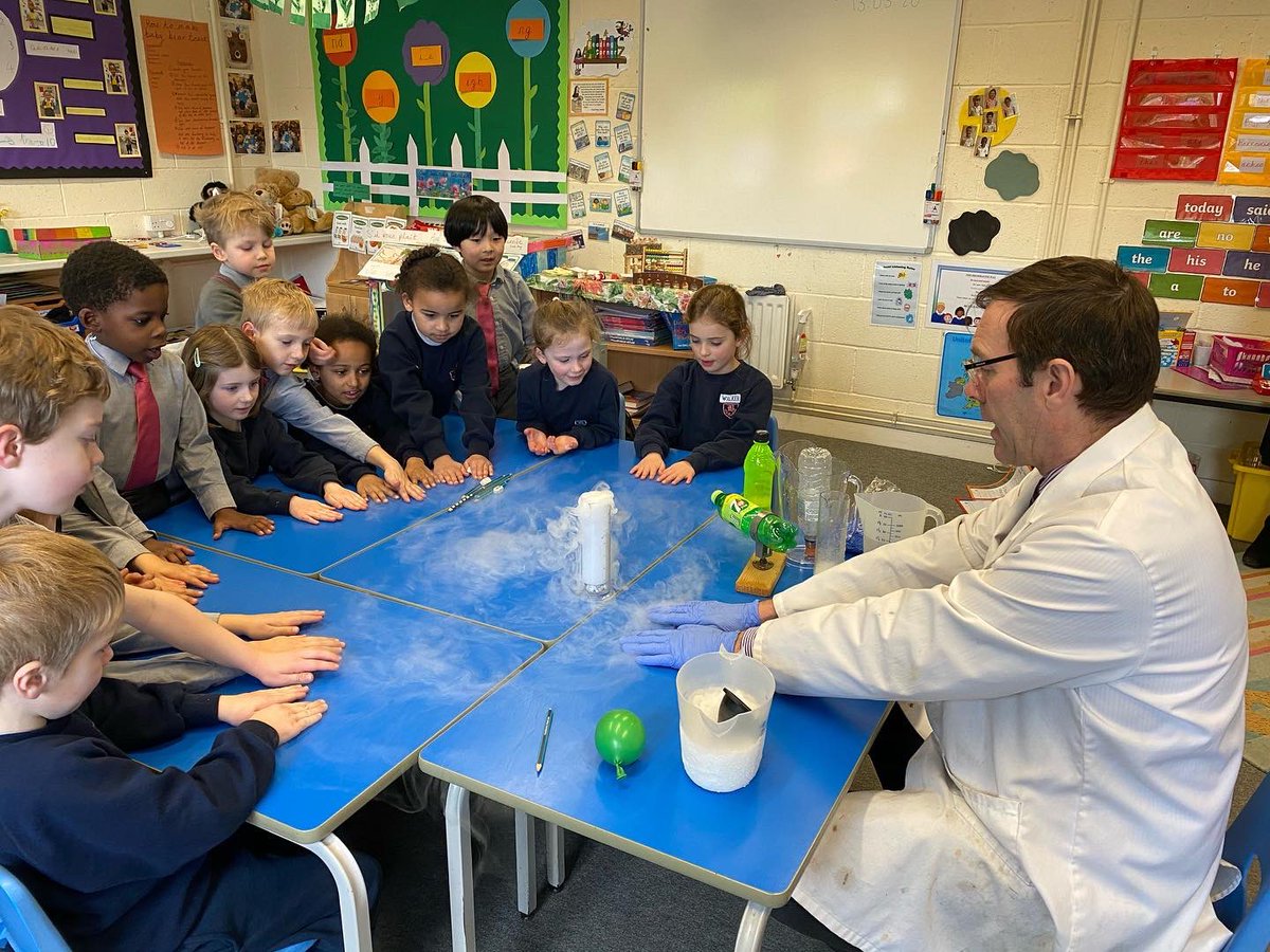 BrambletyeN's tweet photo. Awe and wonder was the order of the day as the Nursery and Pre-Preppers marked the end of #britishscienceweek

#science #celebratingscience #workhardplayhardbekind #proudtobepink https://t.co/SoePyKxmJ3