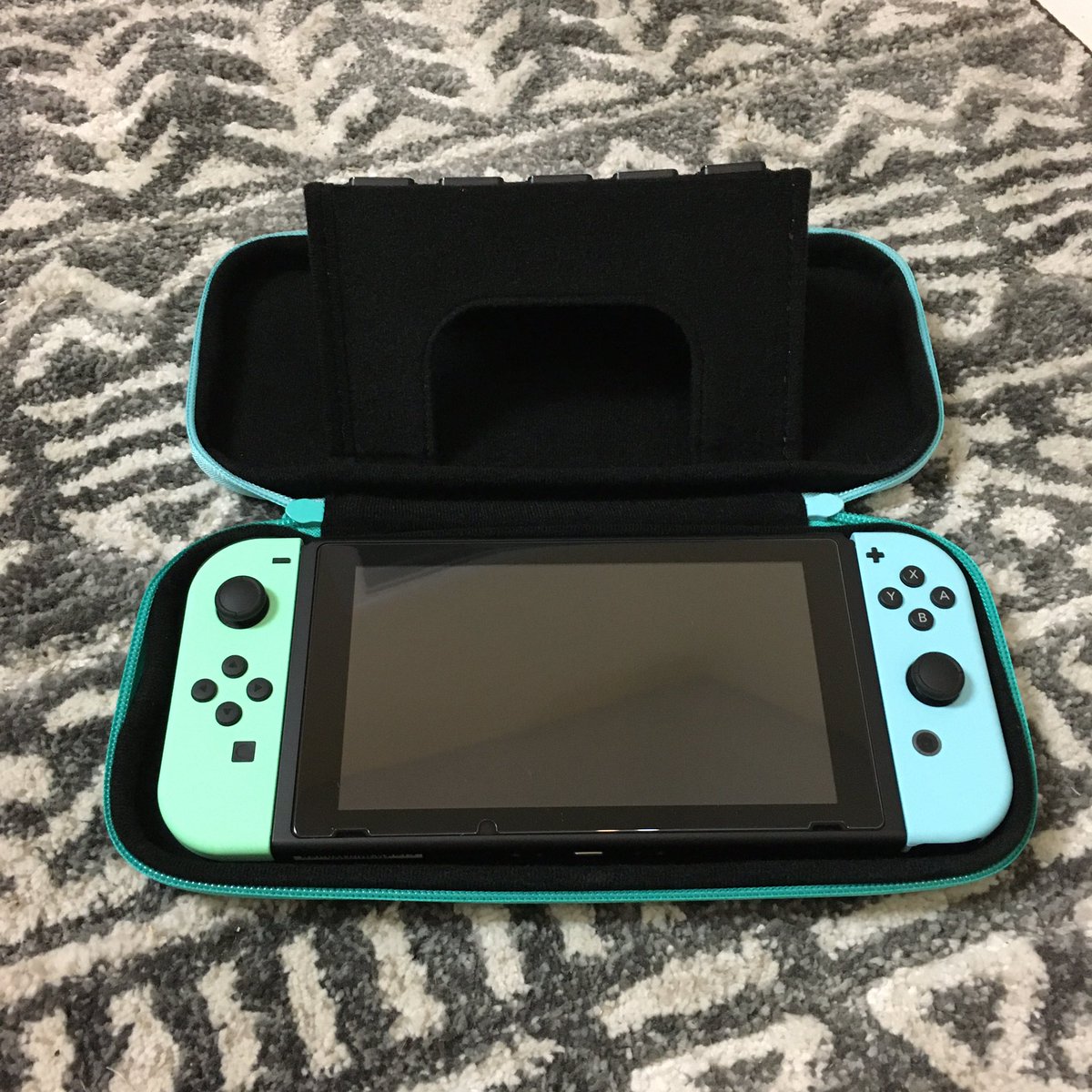 coyo_kaleido's tweet photo. In case anyone is wondering what the #AnimalCrossing Switch case looks like inside (I know I was) here it is! It is a flexible case but still seems protective.
#AnimalCrossingNewHorizons #ACNH #AnimalCrossingCase #AlohaCase #AnimalCrossingSwitchCase #ACCase #ACSwitchCase https://t.co/uOPUaFHCF1