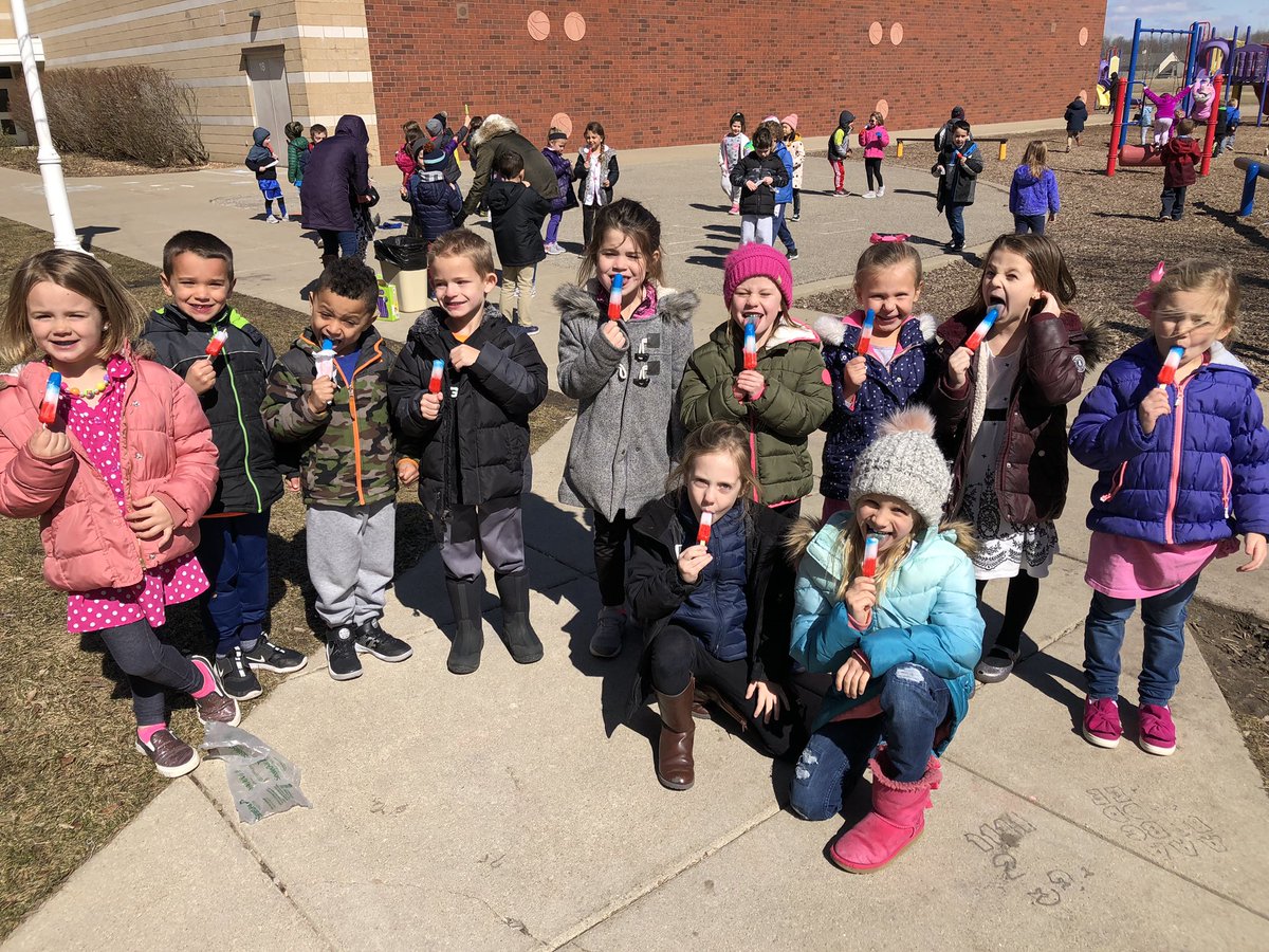 MrsSpensley's tweet image. Popsicles outside!!! Great job raising a ton of money. Keep on reading.