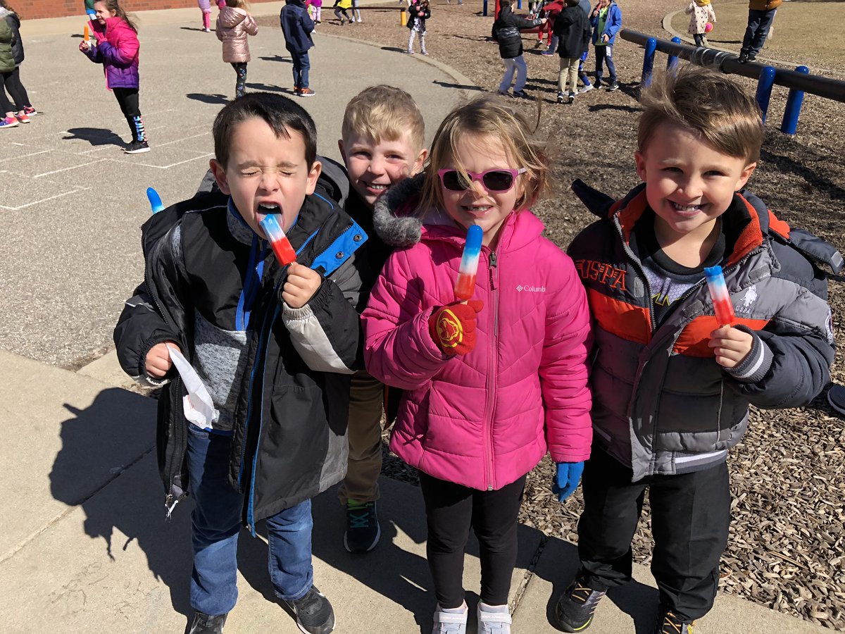 MrsSpensley's tweet image. Popsicles outside!!! Great job raising a ton of money. Keep on reading.