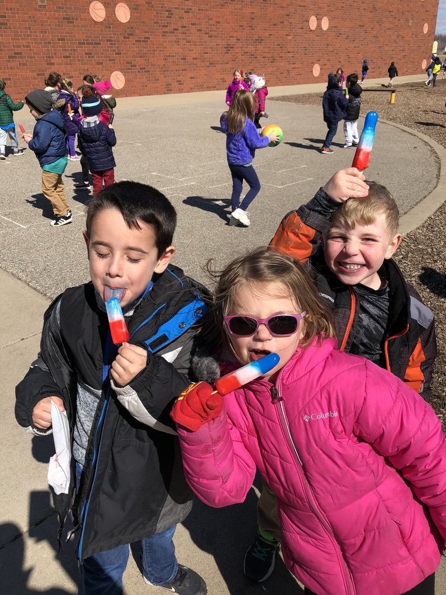 MrsSpensley's tweet image. Popsicles outside!!! Great job raising a ton of money. Keep on reading.
