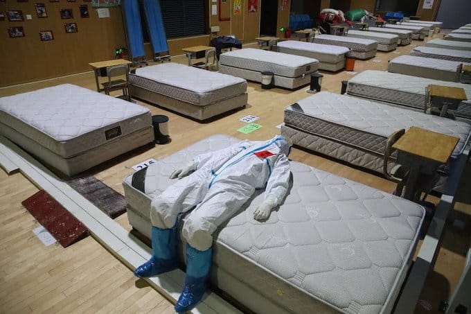 majimeno's tweet photo. El doctor Jiang Wenyang tras la última noche en uno de los hospitales improvisados de Wuhan. La imagen de Lai Xinlin, candidata a una de las fotos del año. https://t.co/nmUhzlddNI