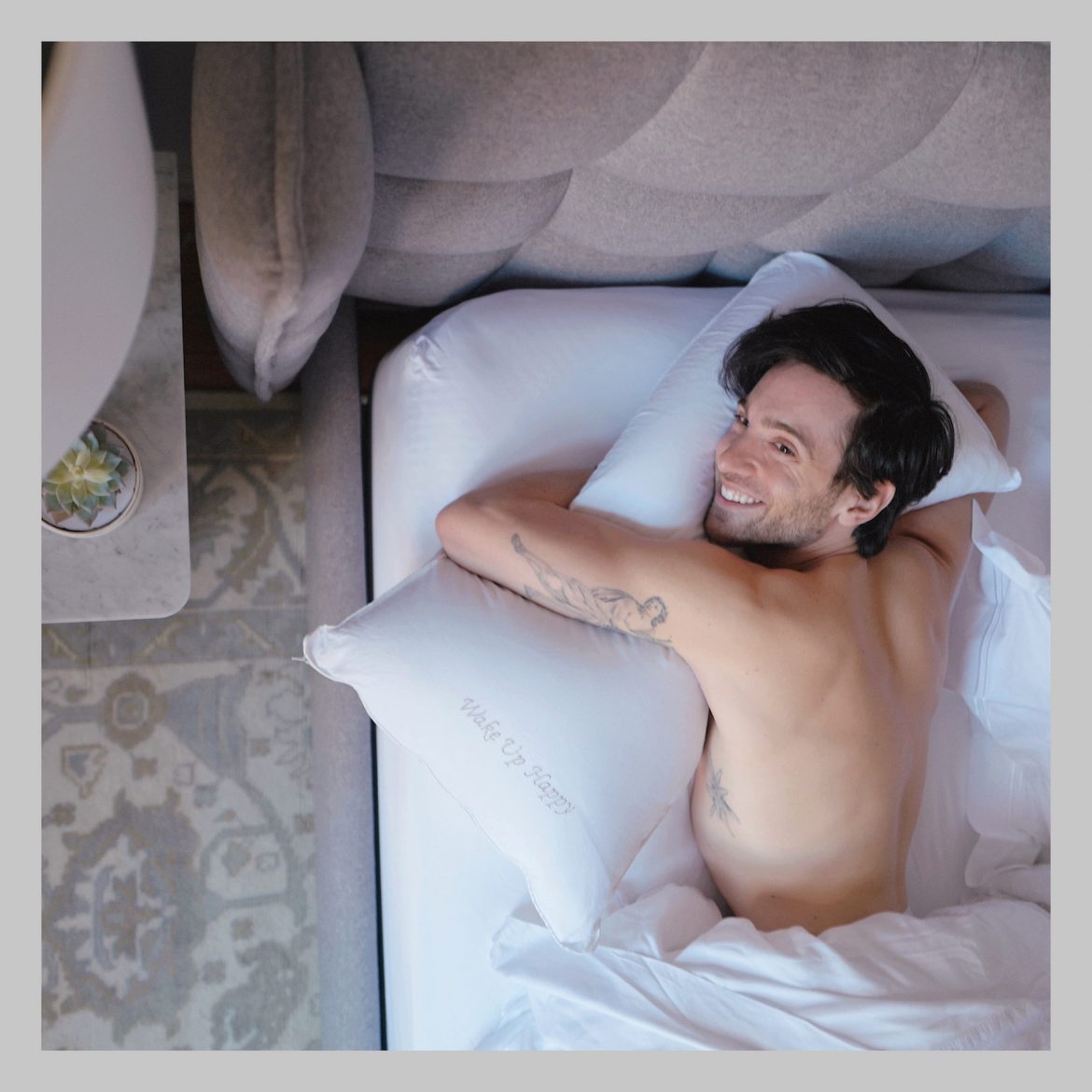 The pillow says it all - “Wake Up Happy.” This is easy when you have a new bedroom by @bedbathandbeyond. #ad #WakeUpHappy #BedBathAndBeyond oystercoloredvelvet.com/?lifestyle=des…