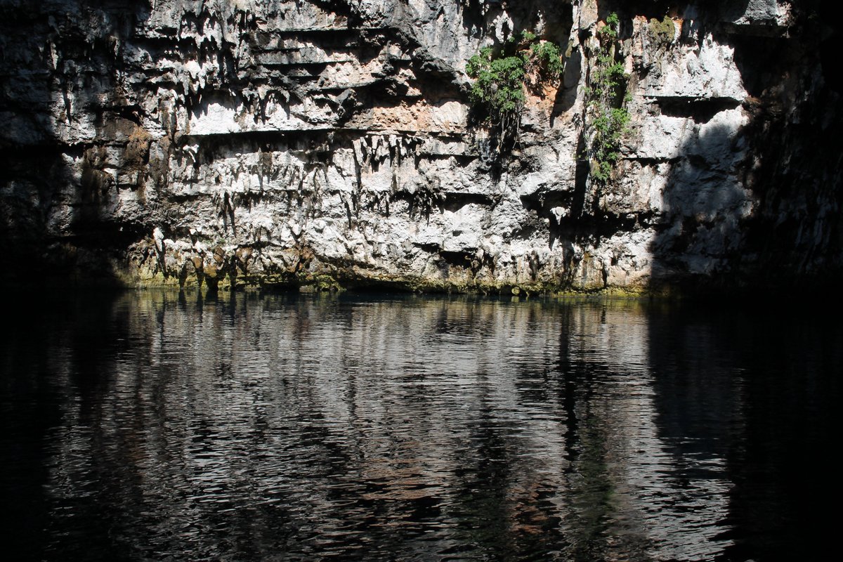 archeomemorie's tweet photo. Per la #NotteBiancaTW vi porto a #Itaca, nella grotta delle #ninfe, un puntino lontano lungo la costa, e poi in due immagini a Melissanì, la grotta delle ninfe di Cefalonia. Là dove gli dèi si offrivano agli esseri umani: dove acqua e terra cercavano un abbraccio. #Ulisse https://t.co/CstfkVCPG3