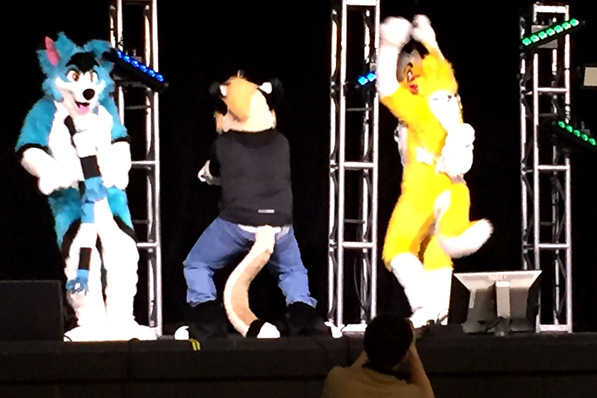 Leo_Nekozuki's tweet photo. The $4000(?) auction bidder may have won the exclusive partial from @DontHugCacti, and Pet Patrol may have won with their $10,000+ in donations, but clearly *everybody* won from witnessing BT model the partial and twerk in it for all to see. ๐
#FE2019
#TWERKTEAM
#FurnalEquinox https://t.co/XrEKDVtSuU