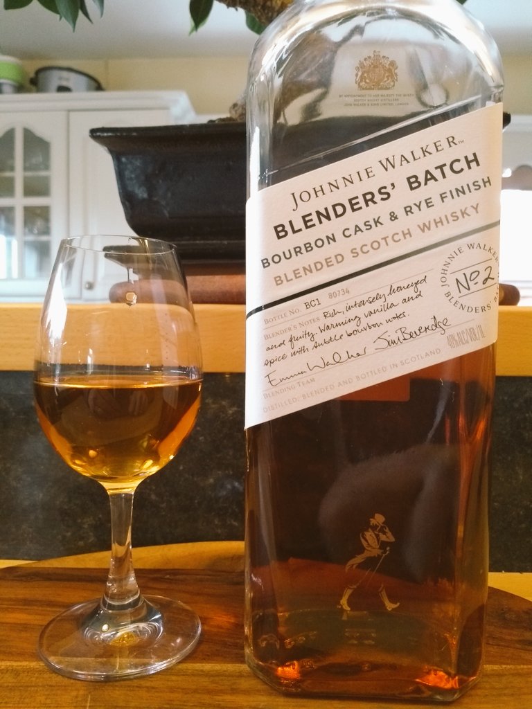 whiskeytalk2U's tweet photo. Next up for me is one of the least known nice drops from @johnniewalker_ the #BlendersBatch Bourbon Cask and Rye Finish.
Try this if you get a chance.. really good.
#FridayNightDram https://t.co/VrjMgf6ez7