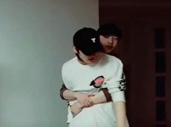 yall know when chan clings to minho or just refuses to let go of him? here's a thread for that :D
