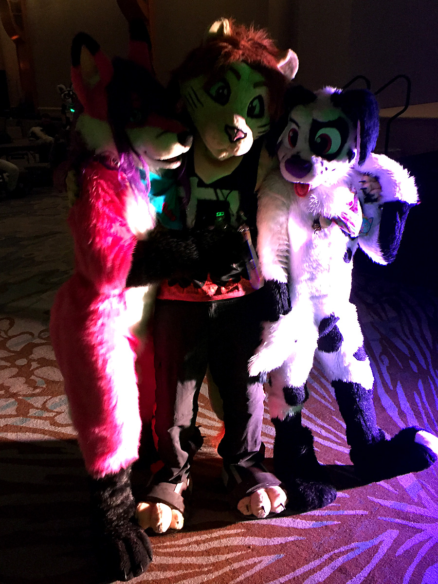 Leo_Nekozuki's tweet photo. Ladies, please... There's plenty of ninja lion to go around on the dance floor~! ๐โค๏ธ
What a lucky lion I am having the likes of Dolby and the sweet (unknown) Dalmatian by my sides~! ๐โค๏ธ
#FE2019
#FursuitFriday
#FurnalEquinox
#DeadDogDance
#PleaseTagYourself https://t.co/91qtd8I90Q
