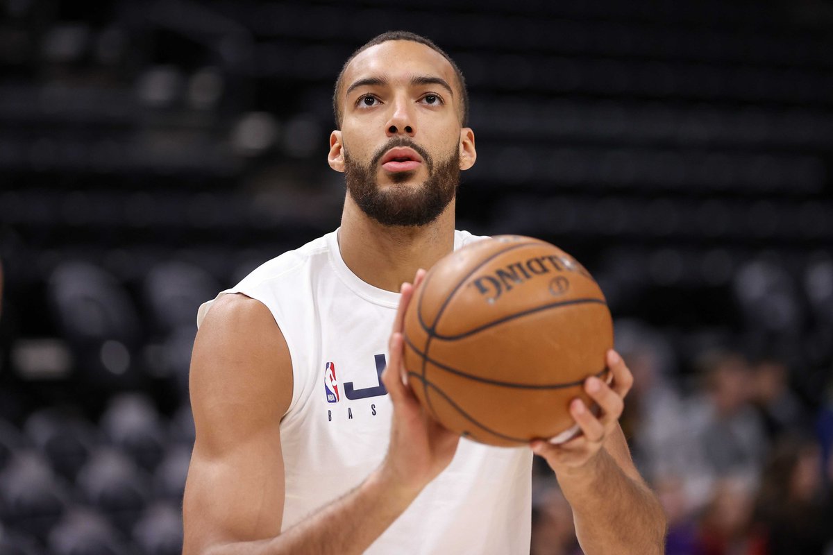 247Sports's tweet image. Reports: A child has tested positive for coronavirus after getting an autograph from Rudy Gobert.
247sports.com/Article/Child-…