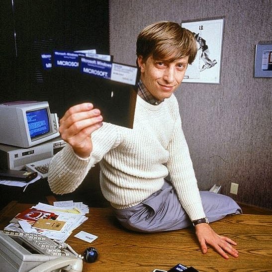 PaulKadak's tweet photo. Stepping down: 45 years after he co-founded @Microsoft, @BillGates is leaving the company’s board of directors to “dedicate more time to his philanthropic priorities”. Will stay a tech adviser to the CEO. #7NEWS https://t.co/ZztNLZCxnZ