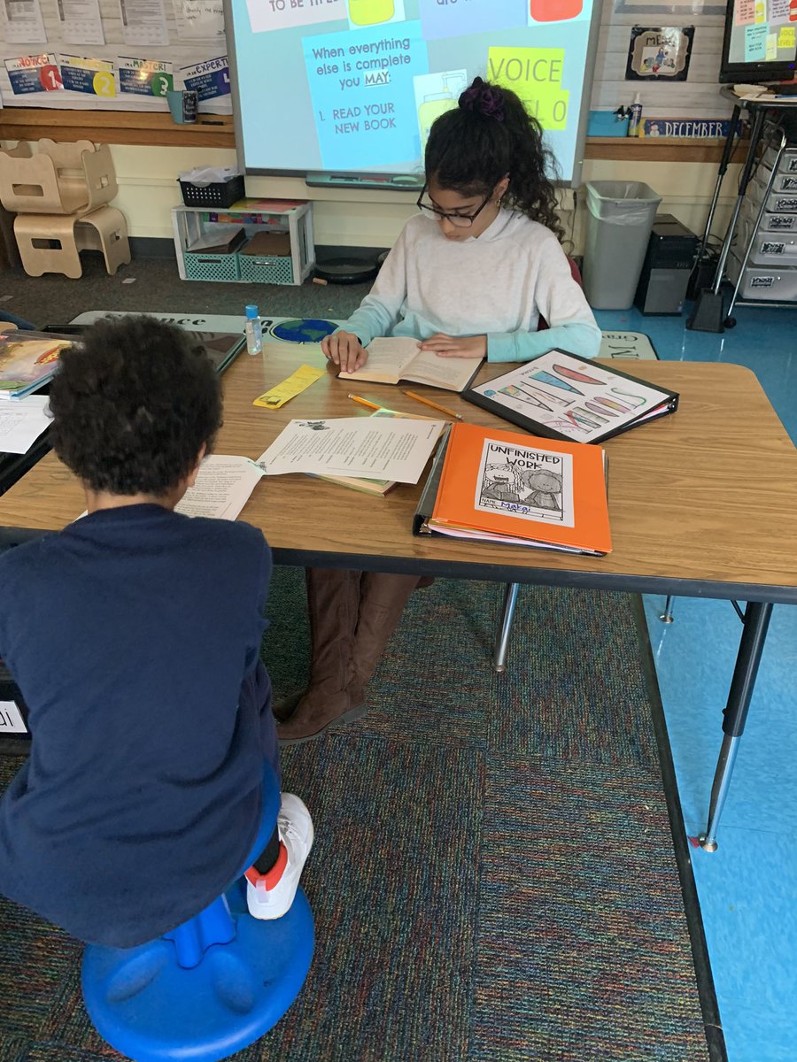 mrsvalleesclass's tweet photo. Getting started with our next book report! Fresh new books this week and reading we go @Benton_STEM #bentonbold https://t.co/SbOemjMP9T