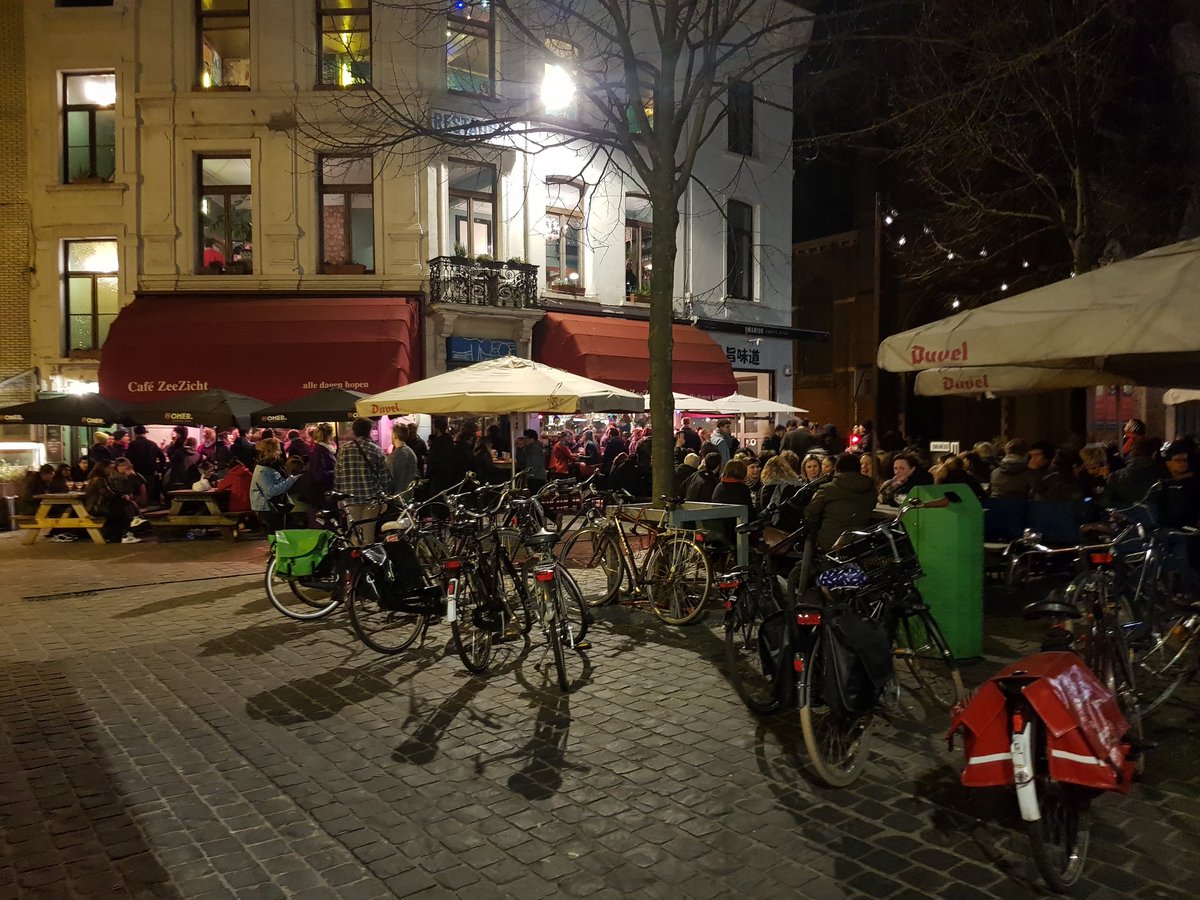DielsDirk's tweet image. Cafes en restaurants overvol. Uitgelaten sfeer