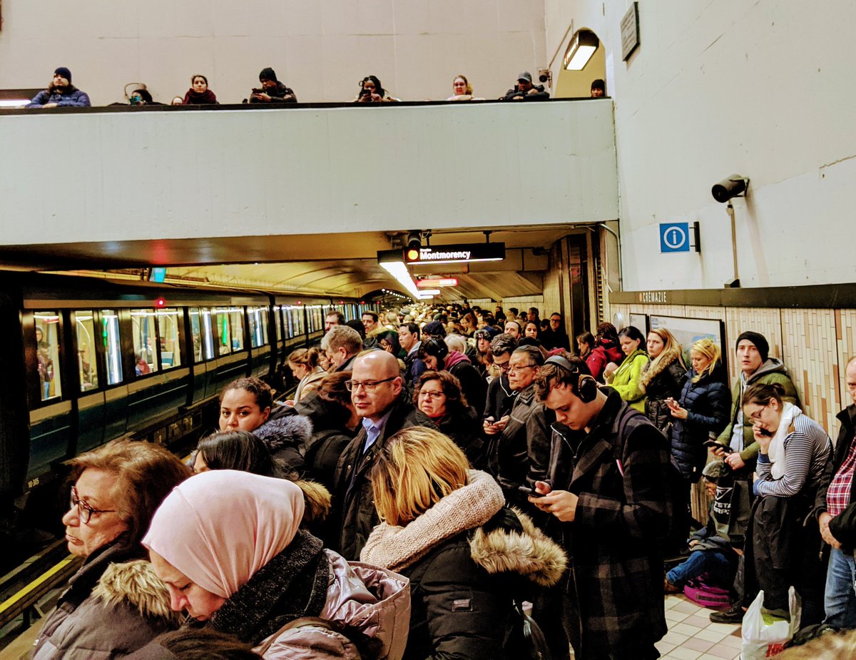 Coincés à Crémazie. Services interrompus en raison d'une personne qui circule sur la voie... Pour la règle du max 250 personnes dans un endroit public on repassera... Dire que j'ai pris le métro car le train de banlieue avait des retards importants... #ligneOrange #trainD-M