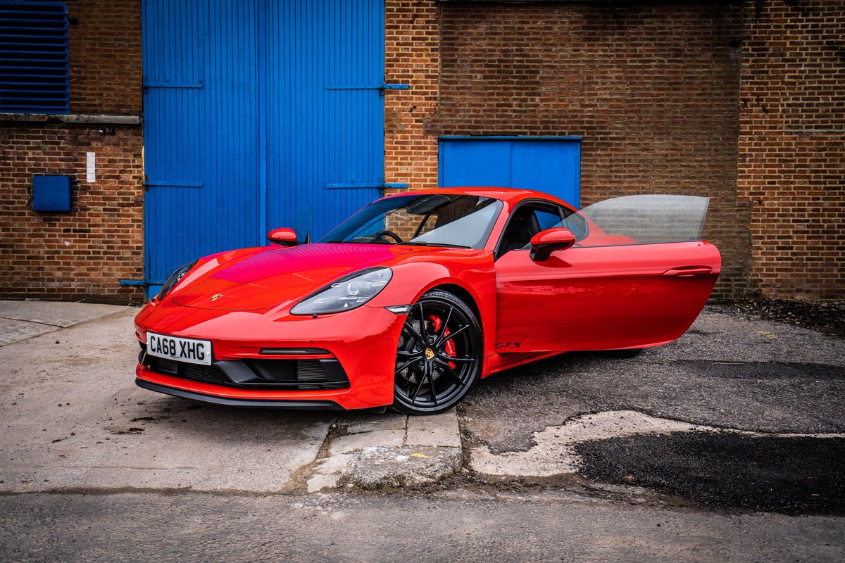 peter_britton_'s tweet photo. It was an amazing week on the #photographydegree @coleggwent. @porsche photoshoot @Mamhilad_Park , forward rolls at the #PIEconference and some great potential for future photoshoots through some exciting meetings. @maria_retter #porsche #porschecayman https://t.co/fZF9UJQJmd