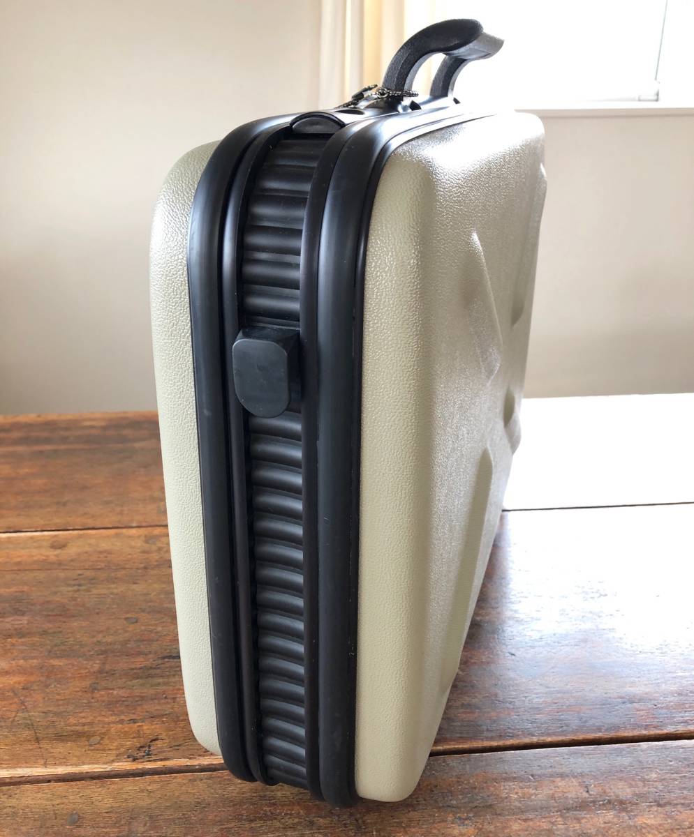 Luigi Colani Design Museum Maruem Bioseries Travel Case By Luigi Colani With A Bio Grip Handle From The Early 1980s マルエム ルイジコラーニ オンボードトラベルケース Skyway スーツケース Current Price 3 000 Yen T Co Wytqtowfk7