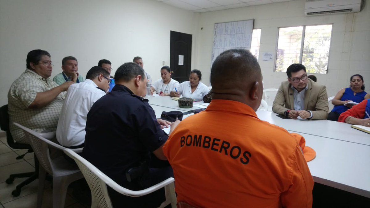tcsnoticias's tweet photo. Delegación de la @PNCSV de San Vicente trabaja de forma coordinada con las diferentes instituciones relacionadas a la atención de las personas y el acompañamiento a las acciones que realiza el @minsalud ante la emergencia del coronavirus. https://t.co/uCVriEJFMw
