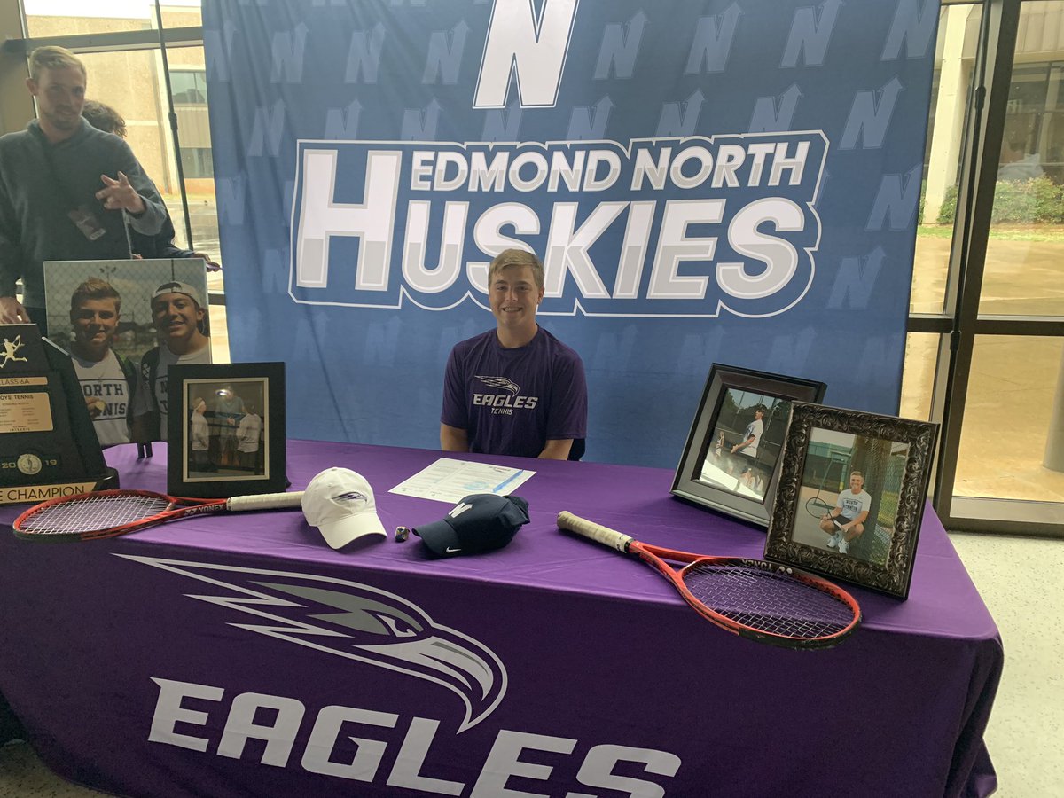 🎾🎾Congrats to <a href="/Scottnorth21/">Scott Stewart</a> on signing with <a href="/UOzarks/">Univ. of the Ozarks</a> to play tennis!!🎾🎾<a href="/ENHSTennis/">Edmond North HS Tennis</a> @AaronAtTheSun <a href="/Cam_Jourdan/">Cameron Jourdan</a> #HuskyNation