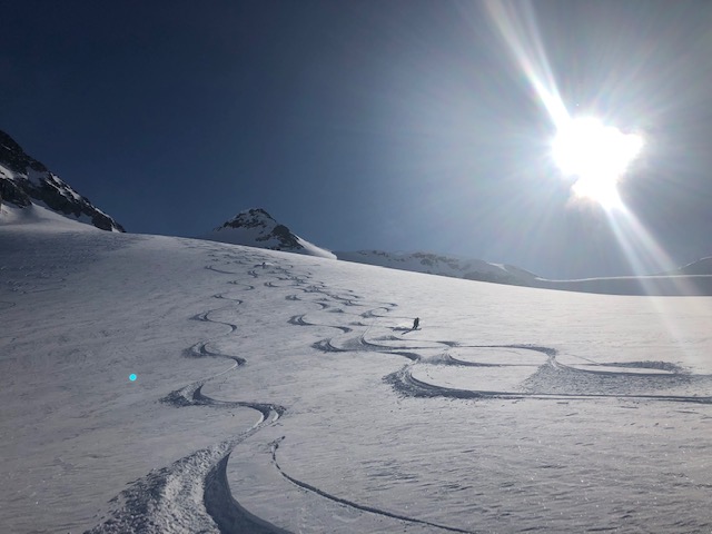 Turning and burning! Cooling our jets on Ice Maker! Another Beautiful Day in the alpine on the grand glaciers of the Chilcotin.

📍: The Ochre Range.