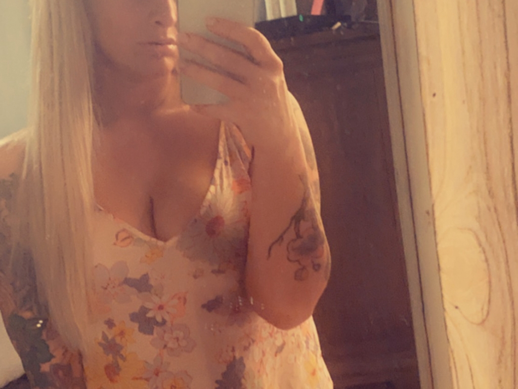 sfbaygirlfriend's tweet photo. I'm online right now on skyprivate (live skype show). my private profile: https://t.co/iPq4YwhRK2 Please RT. thanks! #camgirl https://t.co/TpllWhWvAl