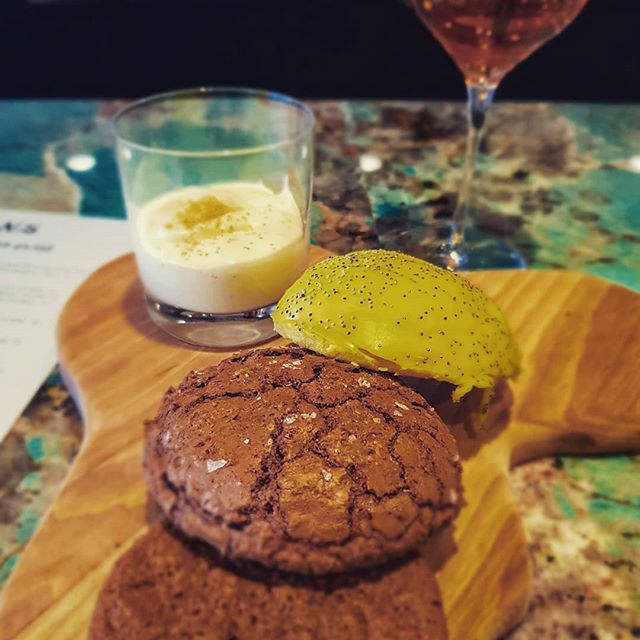 JDubrawska's tweet photo. A lot of us feeling under pressure, stressed and frustrated especially while far away from home. Keep calm and take a good cookies with Cremant de Jura by Tissot! 
#naturalwine #vinnaturel #keepcalm https://t.co/5UVl41TkXn https://t.co/xHBGX1Gkuy