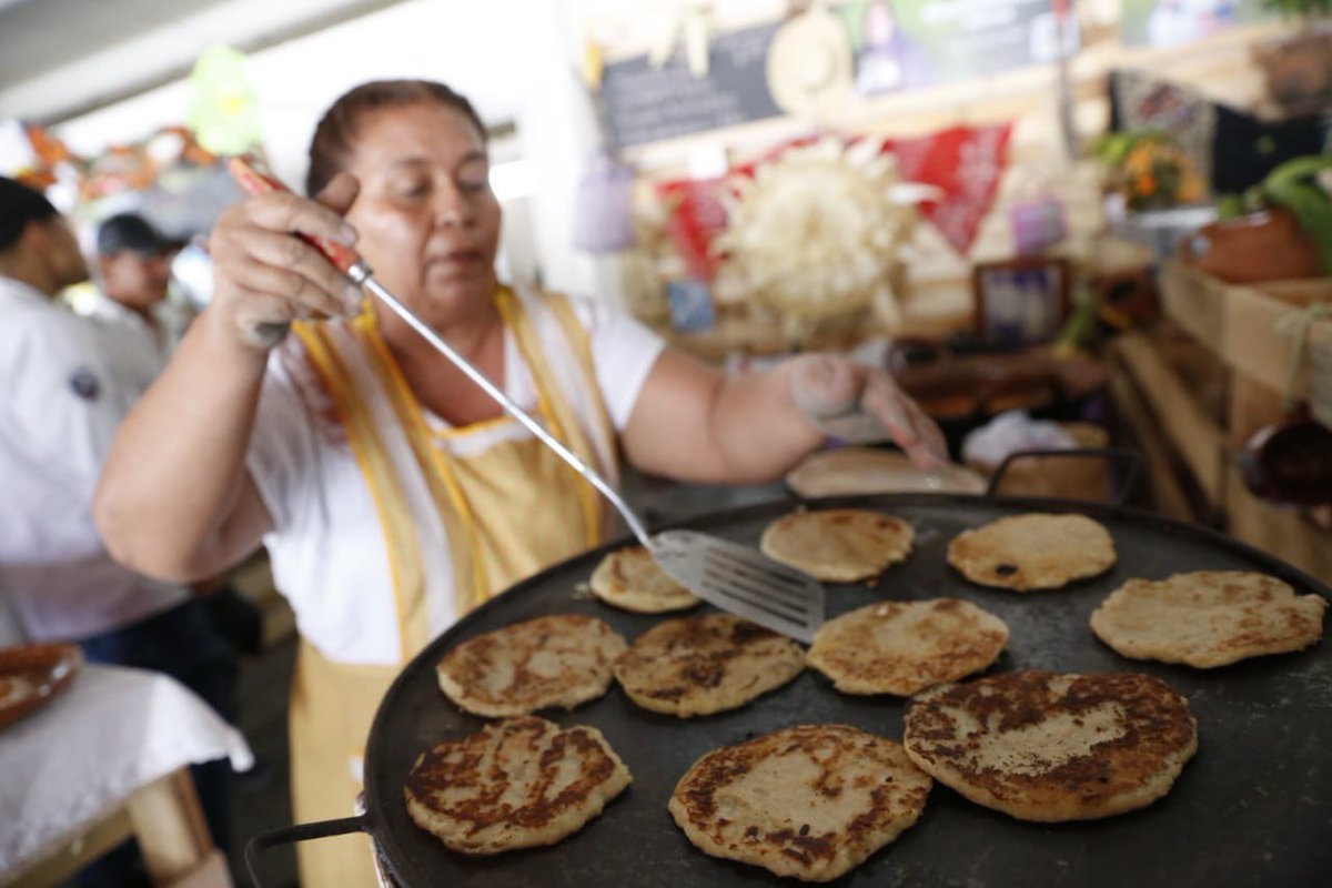 Educacion2_0's tweet photo. Uchepos, corundas, nacatamales, churipo y más se pueden disfrutar en el Festival de la Gastronomía Michoacana. 🍲🌮🥙

Este fin de semana, asiste con tu familia. 👨‍👩‍👧‍👦 ¡No te pierdas el sabor y sazón de las cocineras tradicionales! 👌 #SomosCultura #MichoacánSeEscucha https://t.co/Fx39APmMdq